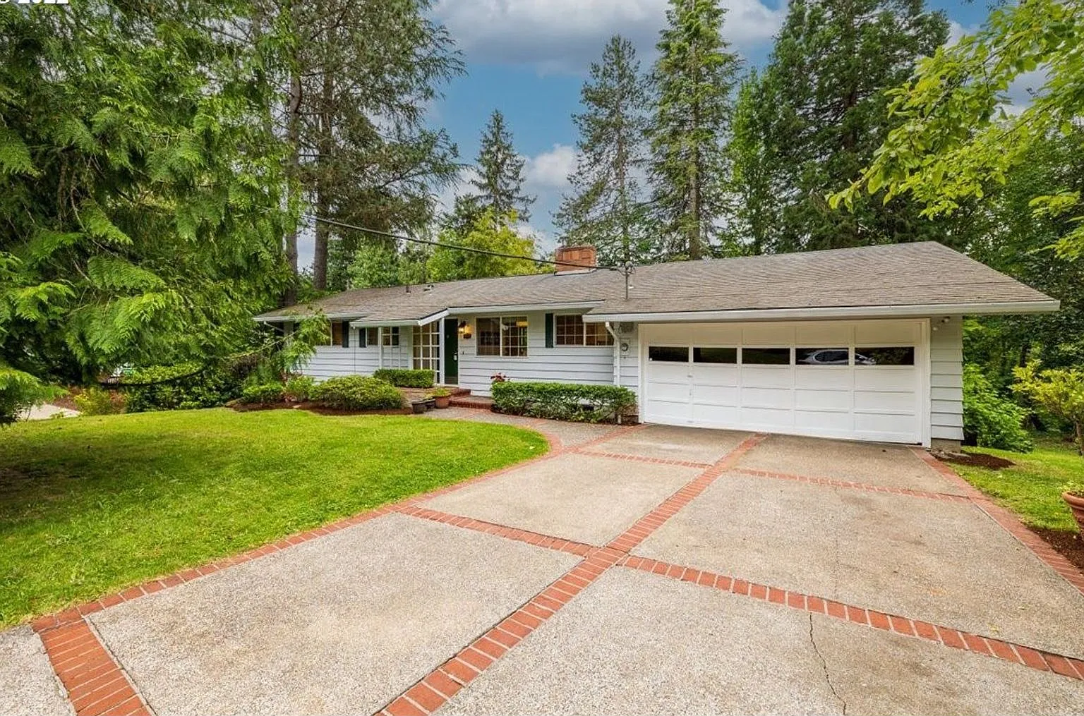 Beautiful SW Portland 3 - bedroom Pet Friendly home — Photo 1