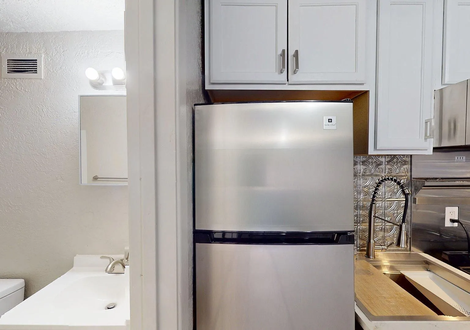 1601-1611 Gold Ave Se - Top End Renovated Studios 2 Blocks To Unm — Photo 1