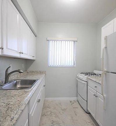 3rd image of 10200 E Bay Harbor Dr APT 2D