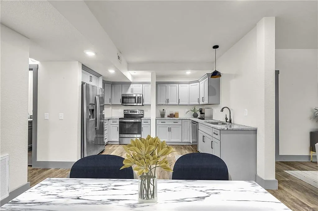 3 bed, 2.5 bath, 1800 sqft, $1,500 — Photo 3