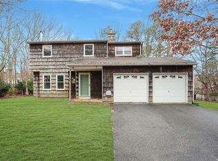 4 Golf Club Cir, Manorville, NY 11949