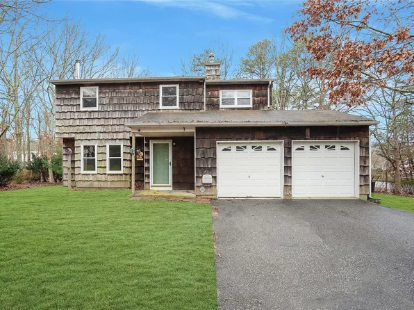4 Golf Club Circle, Manorville, NY 11949