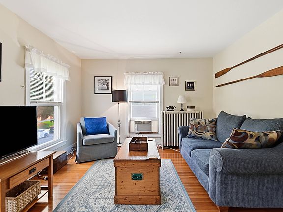 3rd image of 152 Regent St APT 2