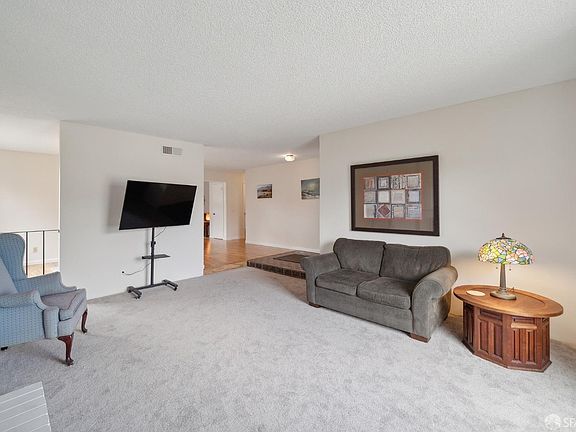 5th image of 405 Beach Ave
