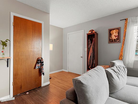 2nd image of 800 Lakeside Dr