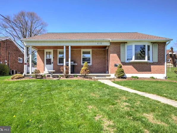 210 S 8th St, Akron, PA 17501