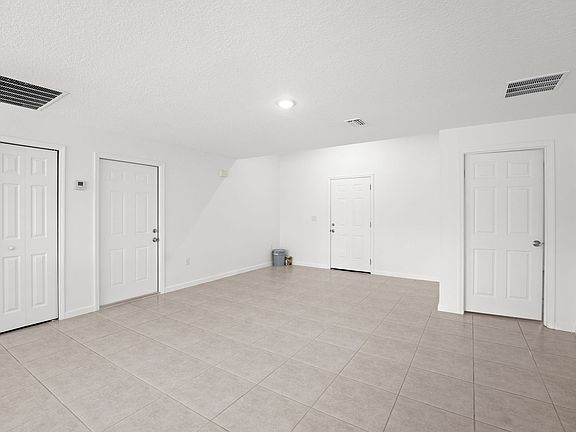5th image of 2641 Diane Ave SE