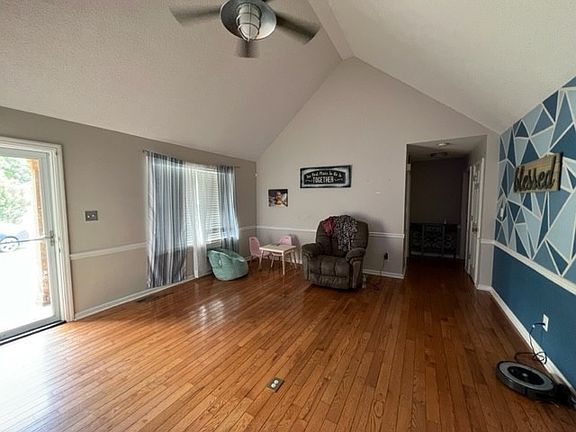 2nd image of 152 Brookfield Cir