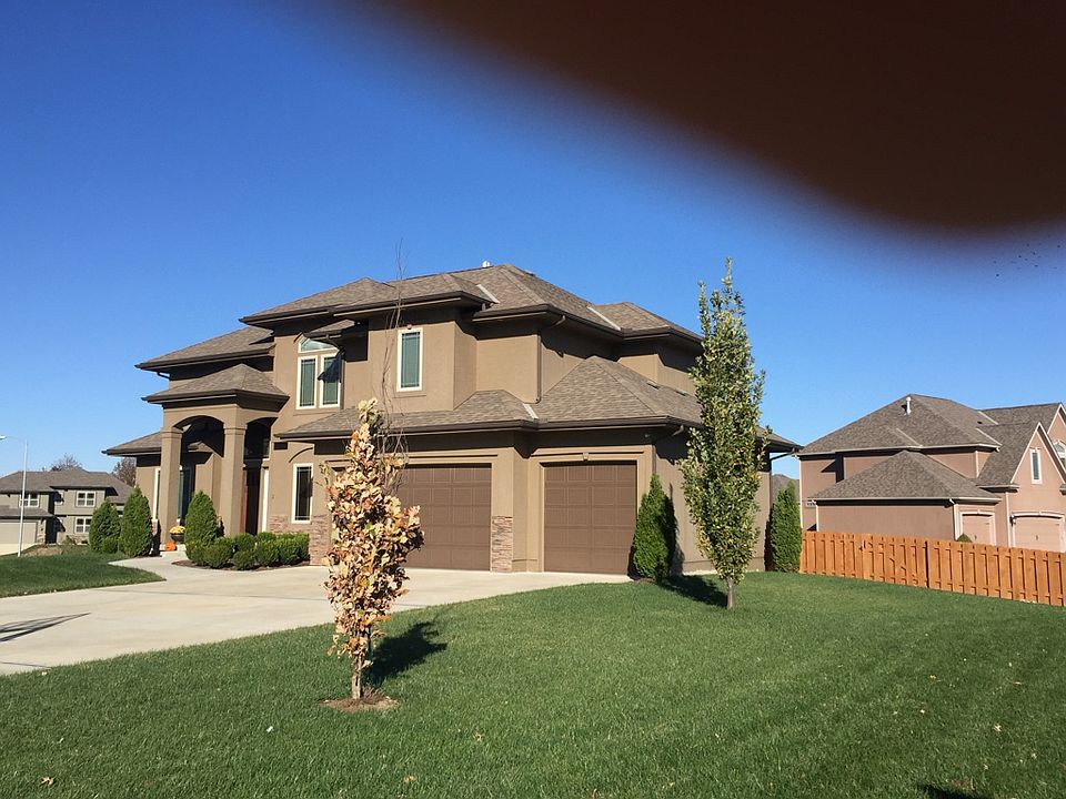 2nd image of 525 NE Parkview Pl