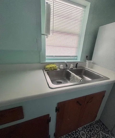 912 Vivian St — Photo 10