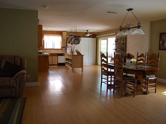 Dining room.
