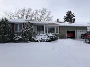 910 Crest Dr, Crosby, ND 58730