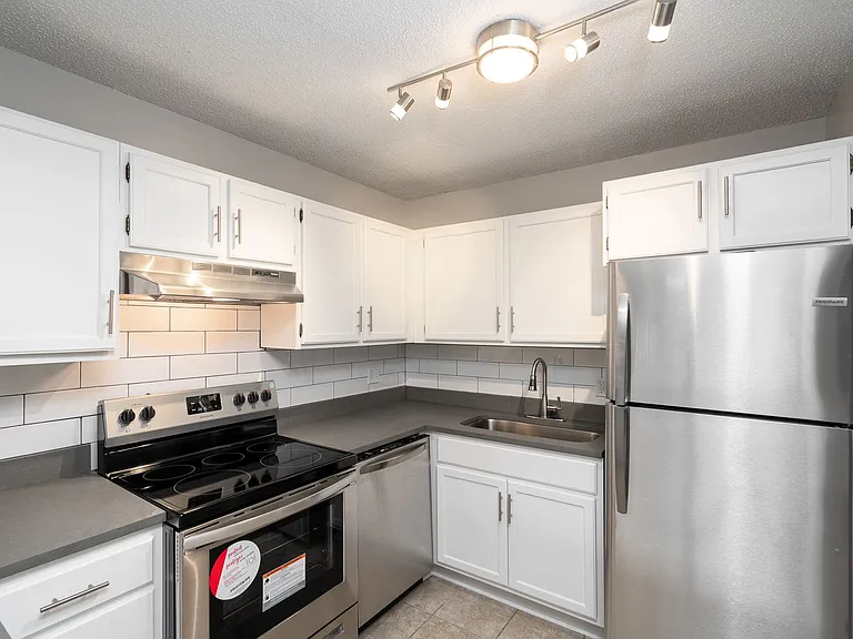Greenwood Apartments — Photo 26
