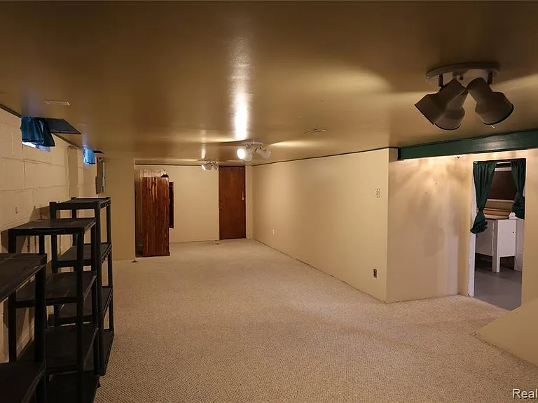 4121 Seminole Dr — Photo 49