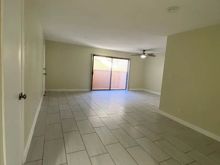Tarzana Terrace Apartments — Photo 9