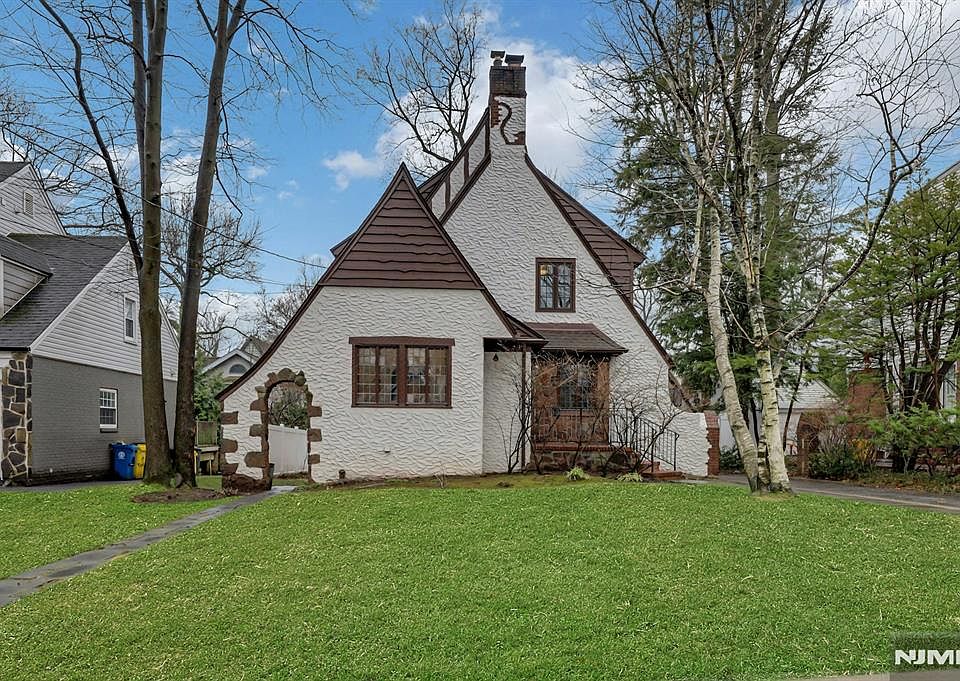 1st image of 300 Churchill Rd