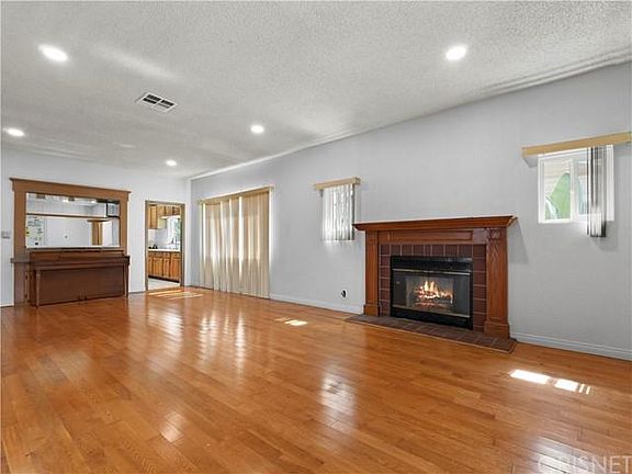 4th image of 1555 W 47th St
