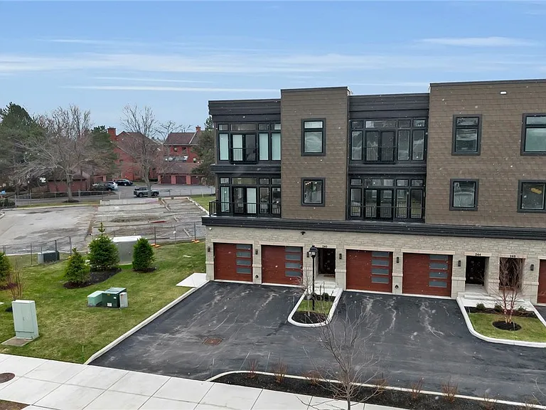 240 Lakefront Blvd — Photo 2