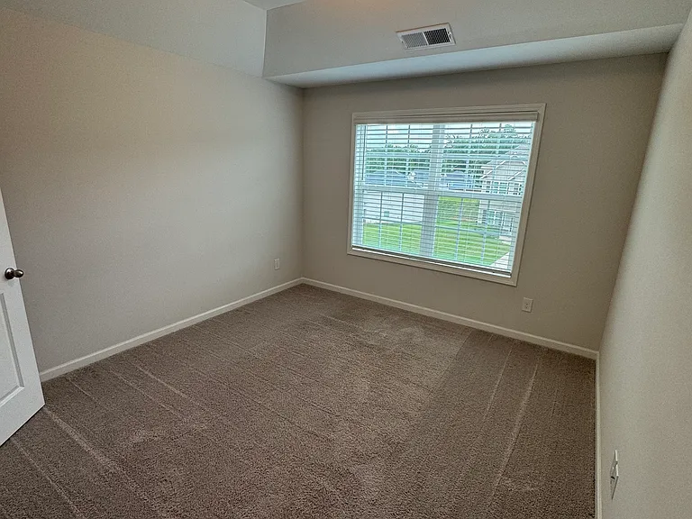 1082 Victorian Blvd — Photo 9