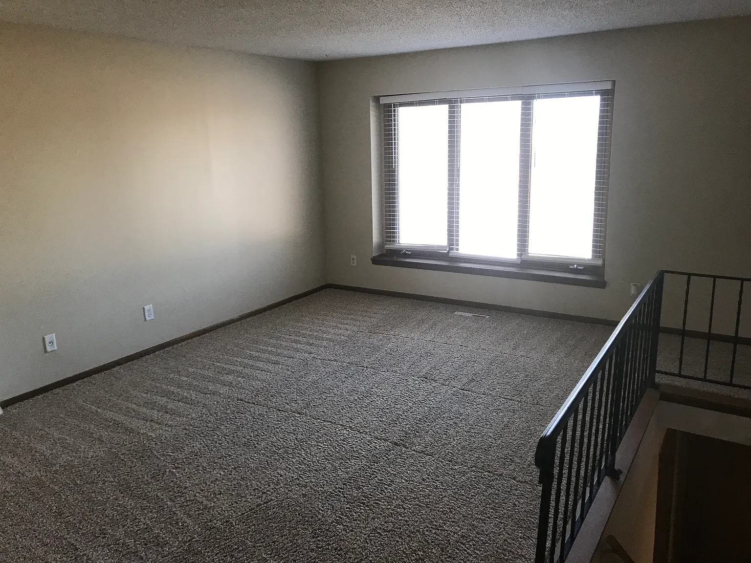 608 NE Wanda Dr — Photo 2