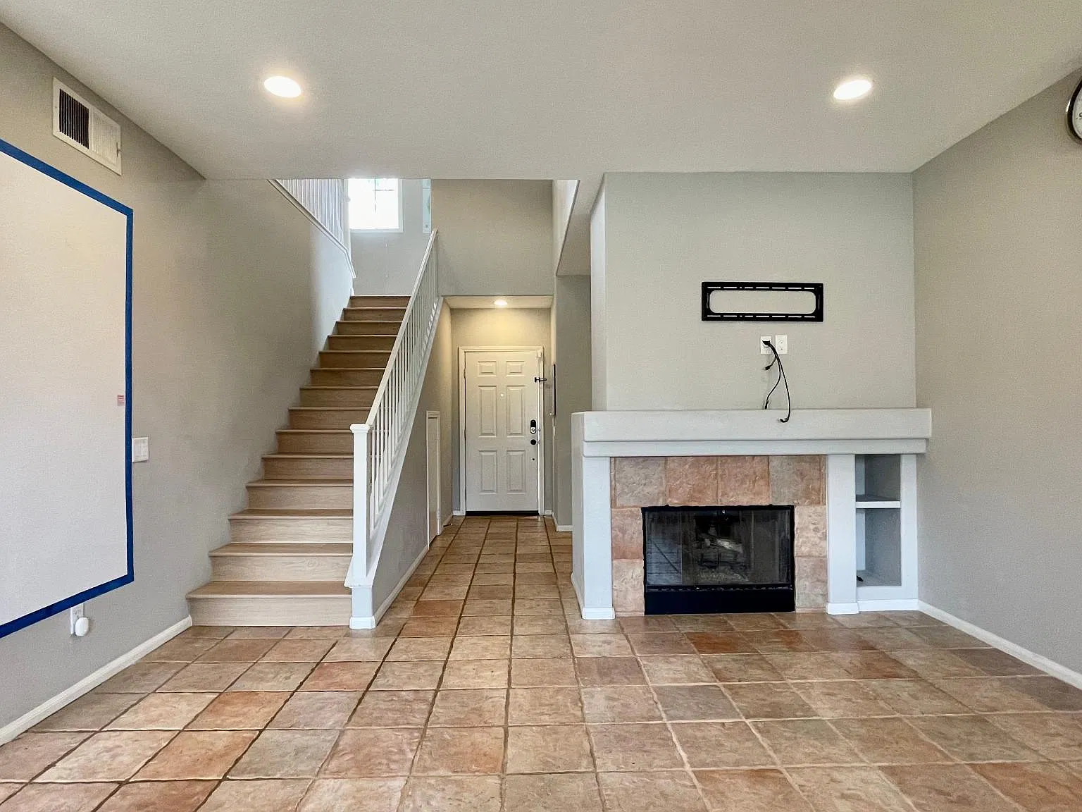 3 bed, 2.5 bath, 1621 sqft, $5,248 — Photo 3
