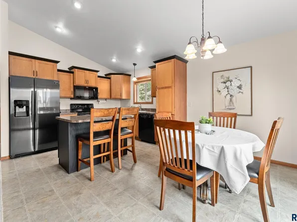 801 Honeysuckle Dr, Harrisburg, SD 57032