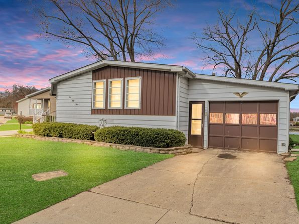1053 Lakeview Rd, Elgin, IL 60123