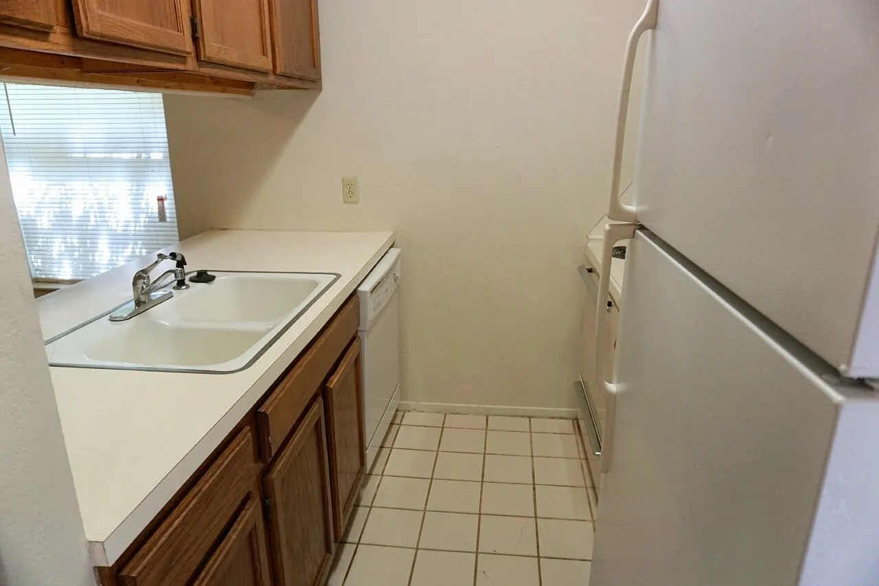2 bed, 1.0 bath, 818 sqft, $700 — Photo 3