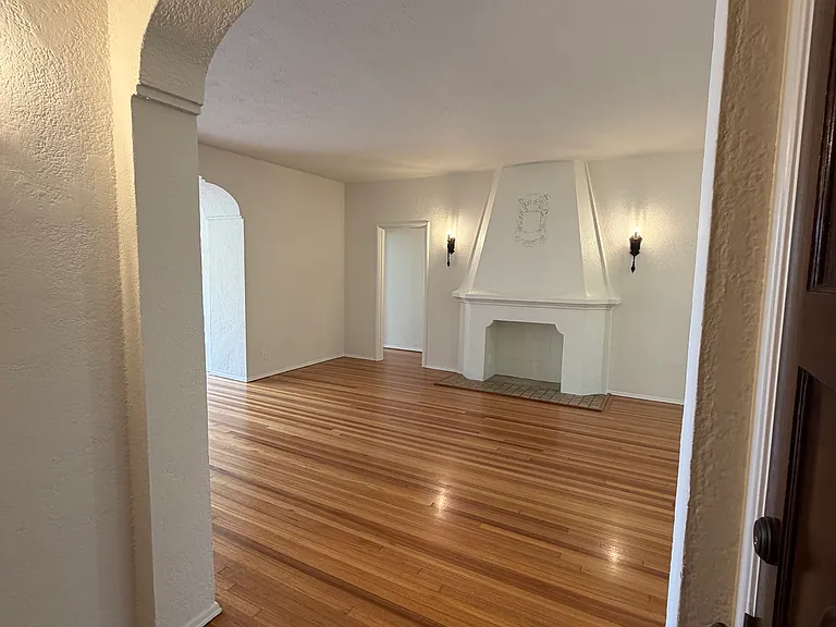 1342 N Laurel Ave #101 — Photo 5