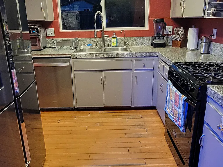 1318 Clarence Dr — Photo 3