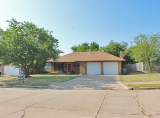 5218 NW Sherwood Dr, Lawton, OK 73505