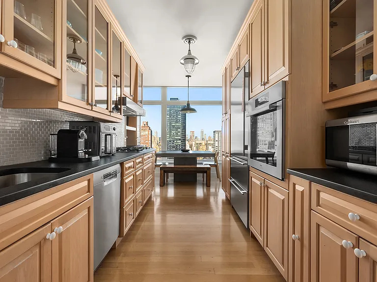 400 E 67th St #28B — Photo 3