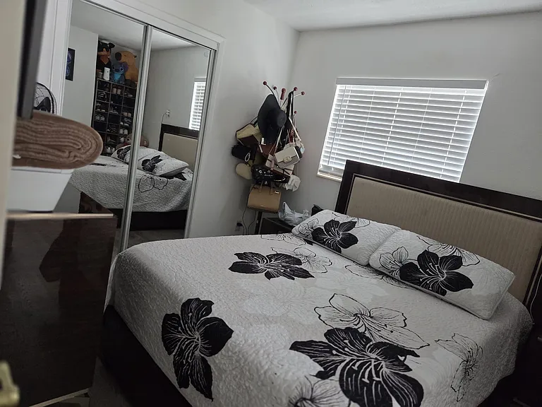 2121 W Rambla St — Photo 10