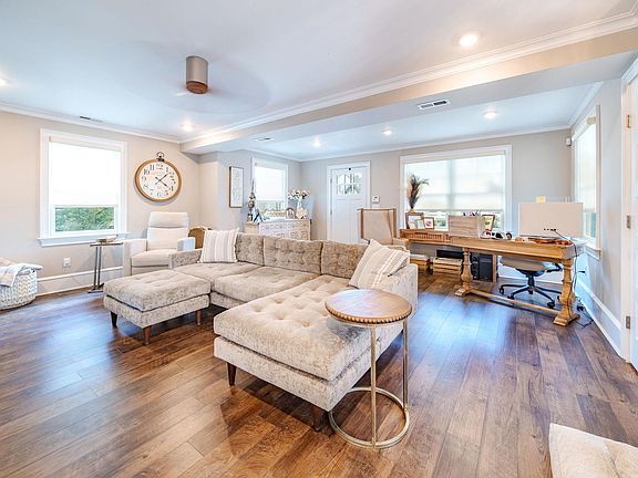 3rd image of 238 Crescent Rd