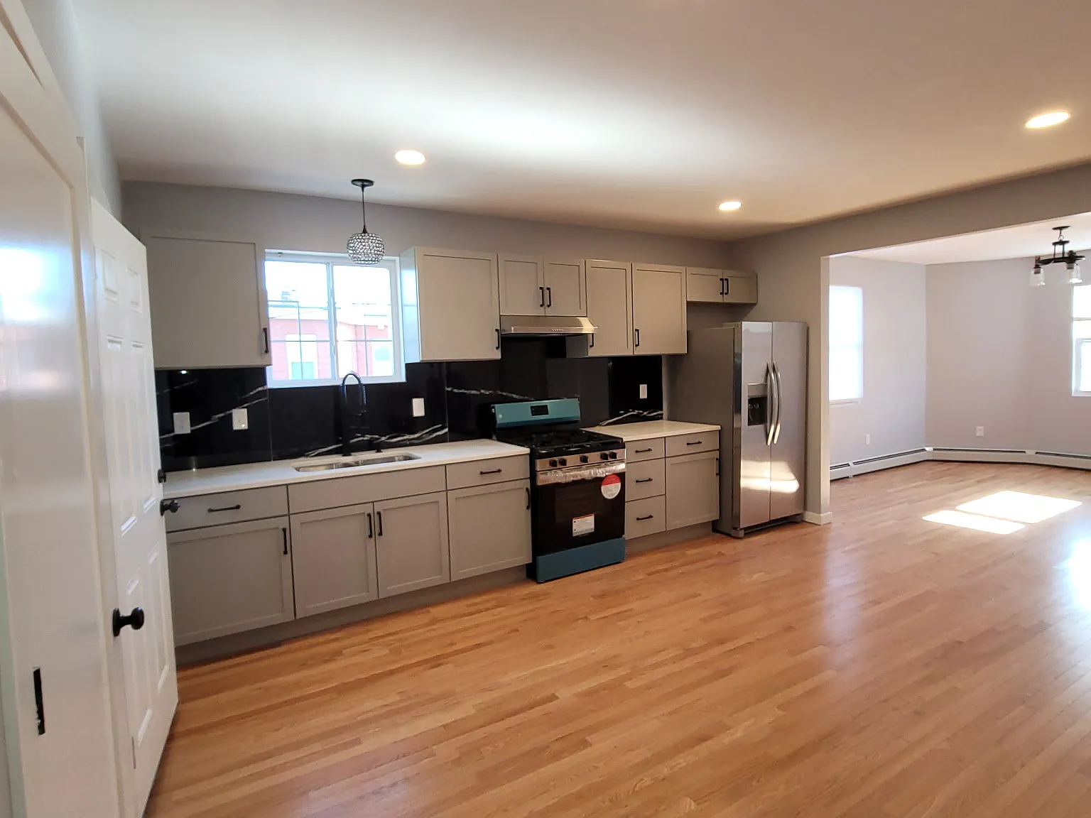 3 bed, 1200 sqft, $2,450 — Photo 3