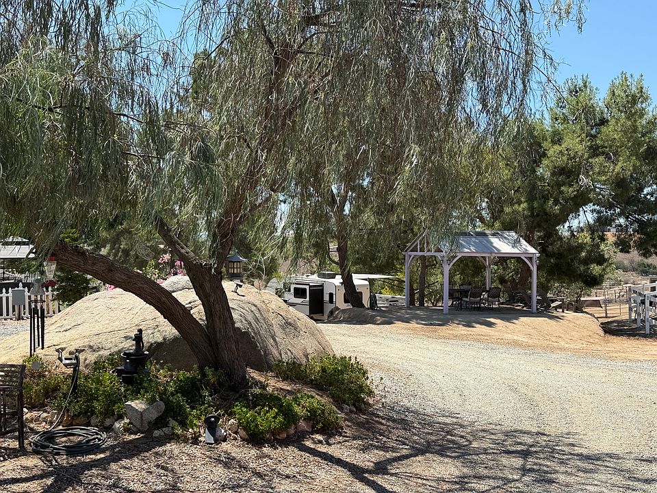 Auto-Gated Entry Driveway into Large 2.5 acre estate property.