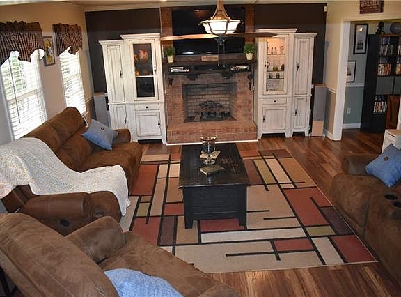 4th image of 208 Tomlinson Ct