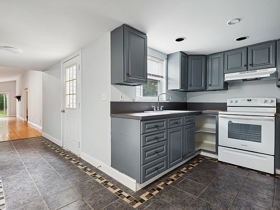 5th image of 52 Oak Ln