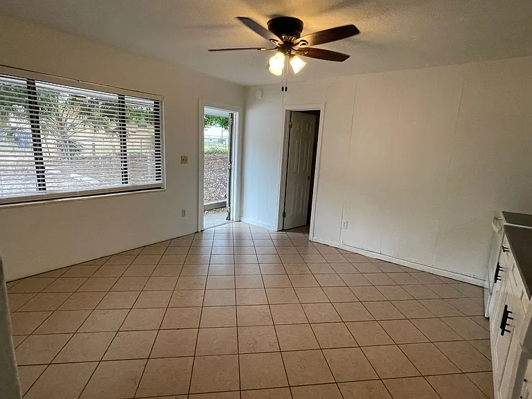 216 Orangeview Ln — Photo 3