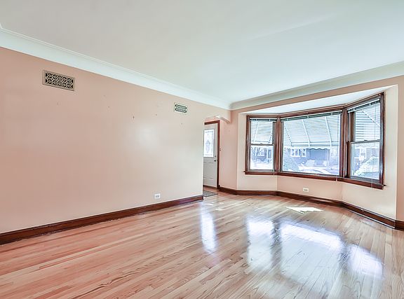3rd image of 2955 N Mulligan Ave
