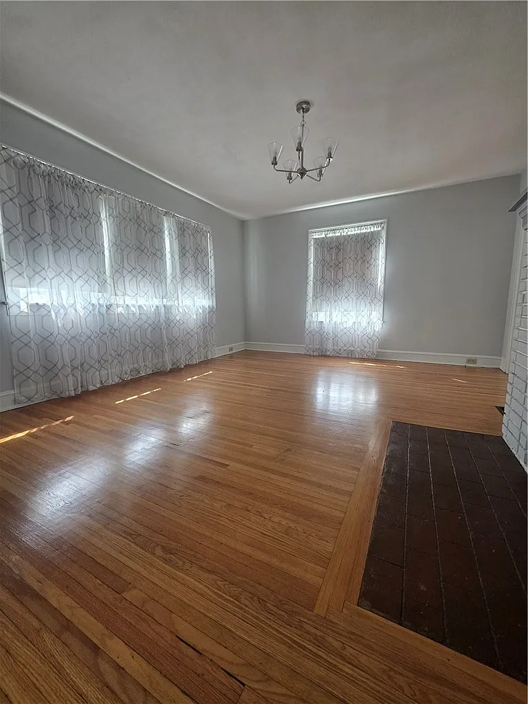 3 bed, 1.0 bath, 1392 sqft, $2,000 — Photo 3