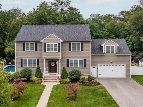 8 Winterberry Rd, Lincoln, RI 02865