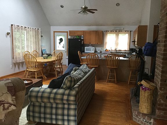 3rd image of 100 Tewksbury Dr