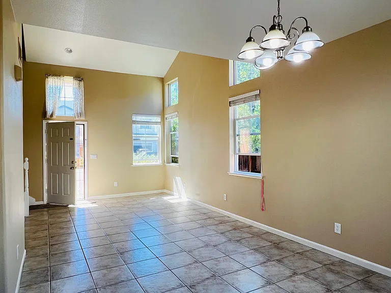 1476 Gentry Ln — Photo 3