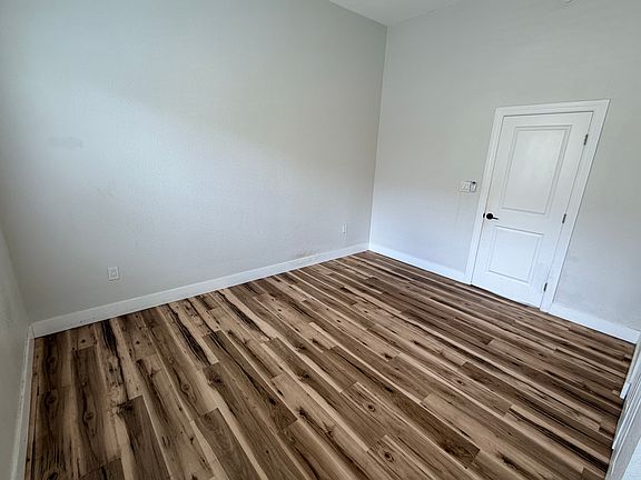 4th image of 2123 W Beach St