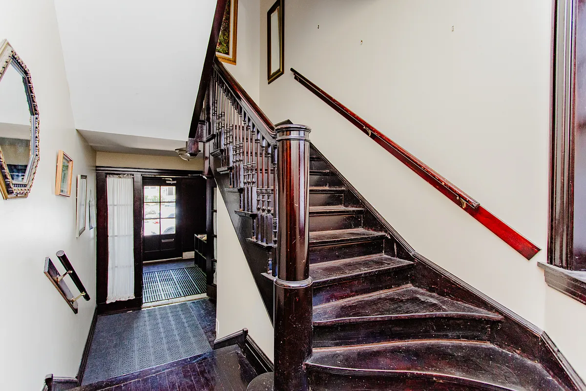 Stairs - 5131 S Blackstone Ave #1