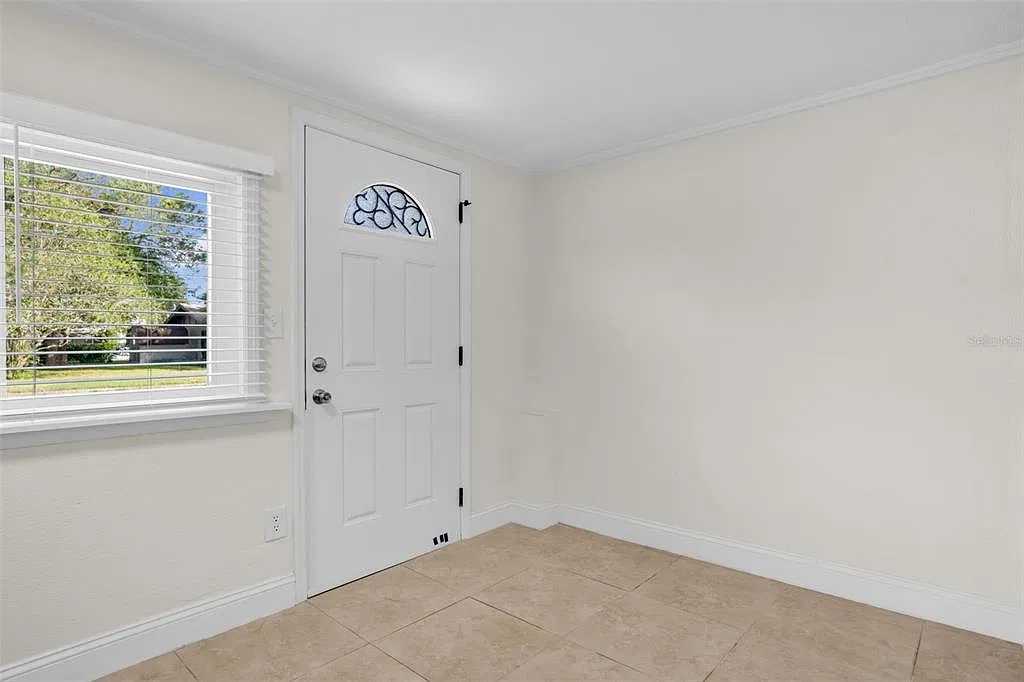 3 bed, 2.0 bath, 1030 sqft, $1,995 — Photo 3