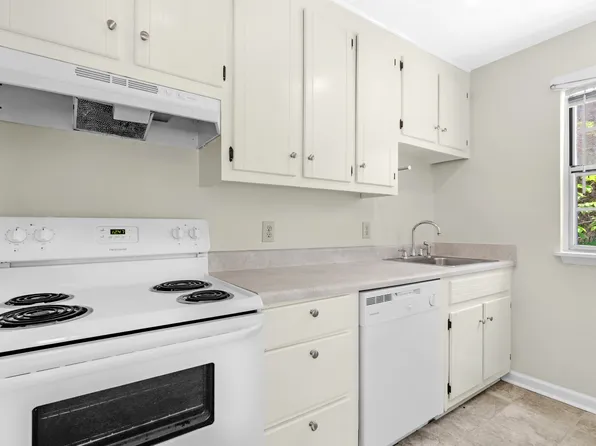 6667 Cedar Lake Dr, Gloucester, VA