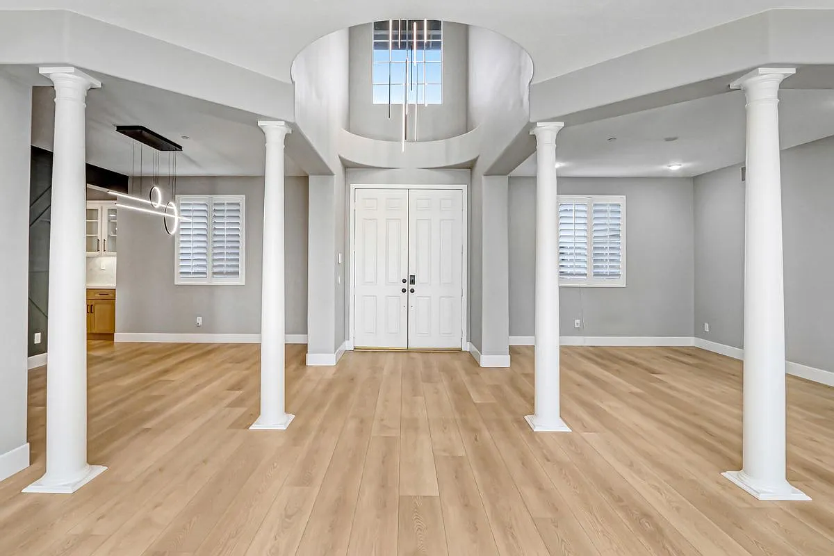 5 bed, 4.5 bath, 4312 sqft, $5,495 — Photo 3