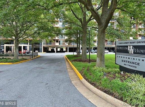 2nd image of 1300 Army Navy Dr APT 1028